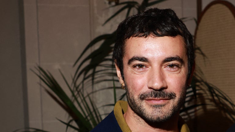 Après un passage éclair chez Versace, Dario Vitale devient le premier créateur extérieur à la famille Armani à prendre les rênes de la ligne Emporio et des accessoires de la maison mère