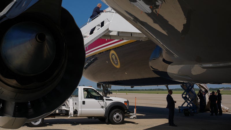 Le nouvel avion présidentiel offert par le Qatar à Donald Trump retardé au décollage par le déploiement accidentel du toboggan d'évacuation
