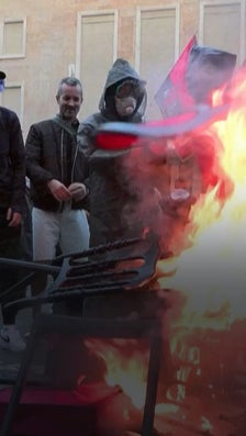 En Albanie, être présent dans une foule où des pillages ou des violences ont lieu peut valoir une amende de 5.500 euros