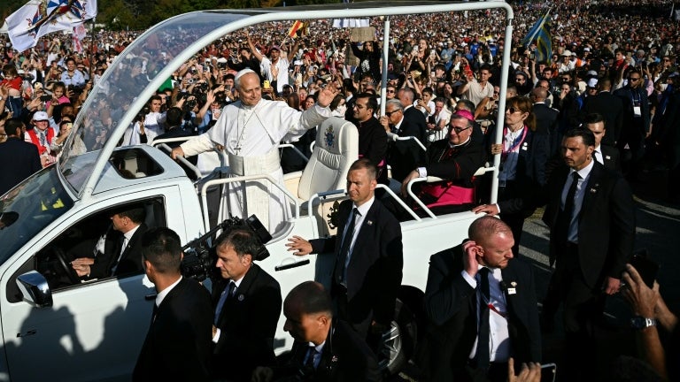 Le pape Léon XIV, accueilli par une foule de pèlerins à Lourdes, dans les Hautes-Pyrénées, le 27 septembre 2026 Le pape Léon XIV, accueilli par une foule de pèlerins à Lourdes, dans les Hautes-Pyrénées, le 27 septembre 2026