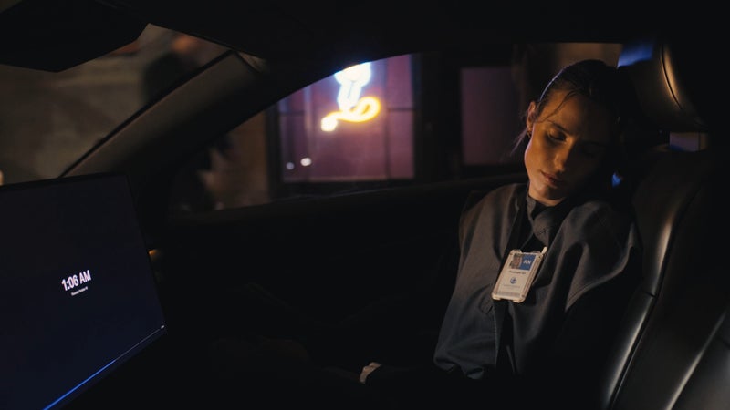 On dort "au volant", on fait des maths ou on regarde une série: Tesla lance son premier véhicule 100% autonome sans volant ni pédales (pour moins de 30.000 dollars)