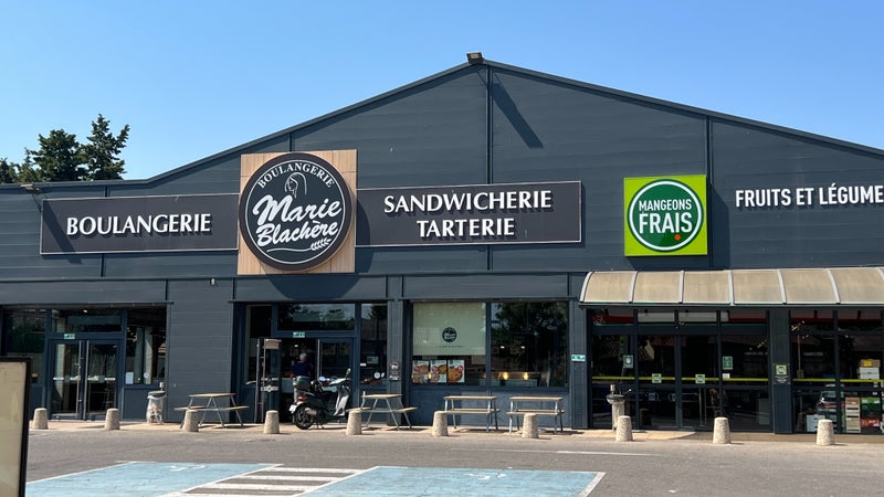 "Tu manges deux bouchées, tu te bouffes les doigts": le tout petit sandwich à 1,95 euro de Marie Blachère fait rire les réseaux sociaux, le groupe révèle surtout que ses clients dépensent moins