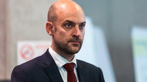 Jean-Noël Barrot, ministre français de l'Europe et des Affaires étrangères, se tient à bord d'un navire lors d'une visite au Port Center de Marseille, dans le département des Bouches-du-Rhône, dans le sud-est de la France, le 31 juillet 2026.