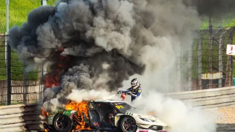 La voiture en feu d Ollie Millroy lors d une course du championnat China GT le 5 septembre 2026 2343250