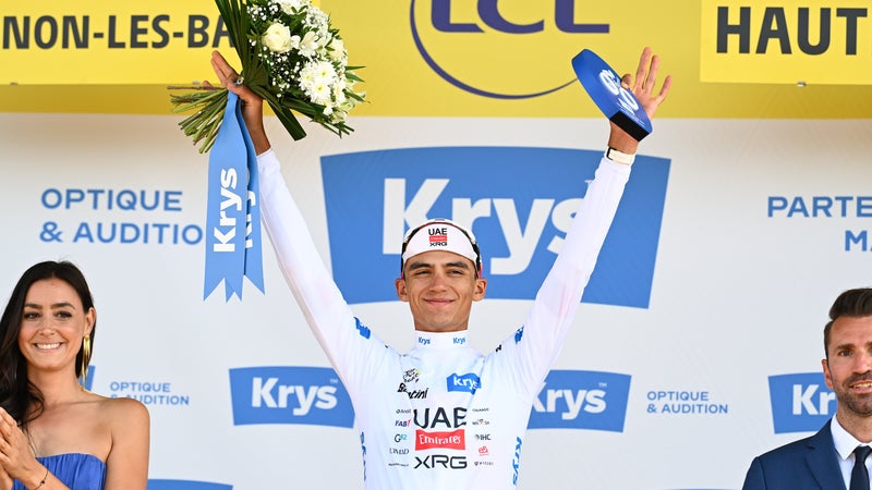 Isaac Del Toro avec le maillot du meilleur jeune du Tour de France lors du podium de la 16e etape le 21 juillet 2026 2324199