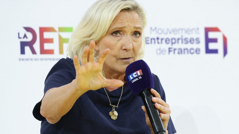 Marine Le Pen annonce un futur plan d'économie de 125 milliards d'euros mais elle veut revenir à une retraite à 60 ou 62 ans