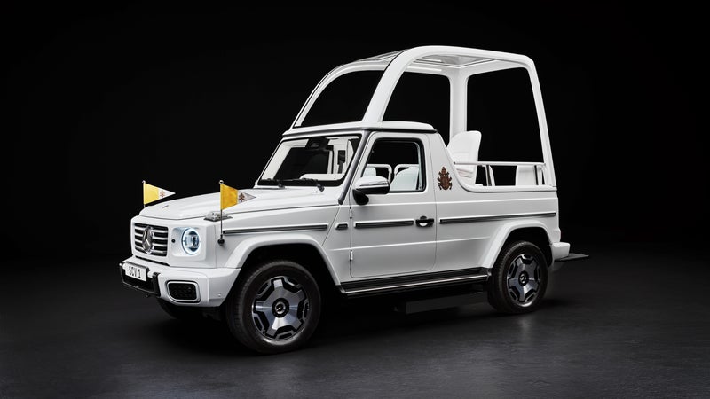 À Paris il sera dans cette Mercedes à 200.000 euros, à Lourdes dans un utilitaire rustique Isuzu: les deux papamobiles bien différentes de Leon XIV en France