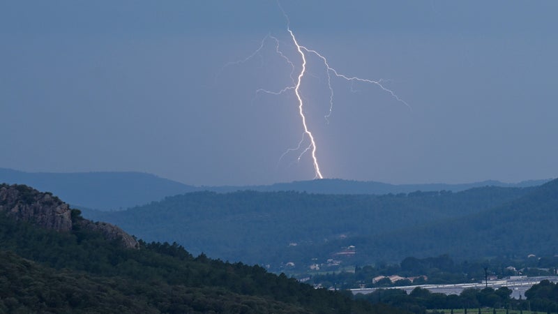 23 départements placés en vigilance orange pour les orages, La Corse en alerte canicule