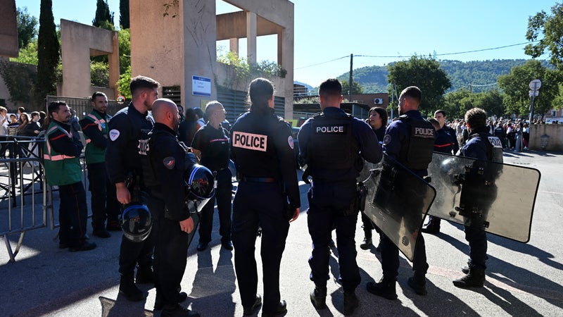 DIRECT. Un principal et une enseignante blessés par des tirs de fusil de chasse dans un collège d'Aubagne, un adolescent interpellé