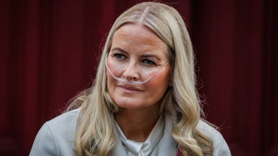 La princesse héritière Mette Marit de Norvège assiste à la fête de la Constitution norvégienne, marquée par un défilé d'enfants, à leur résidence de Skaugum, le 17 mai 2026 à Oslo, en Norvège