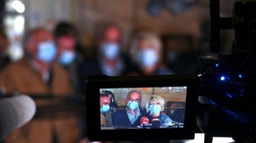 Les parents d'Alexia Daval, Isabelle et Jean-Pierre Fouillot, répondent aux journalistes, devant la cour d'assises de Vesoul, le 20 novembre 2020
