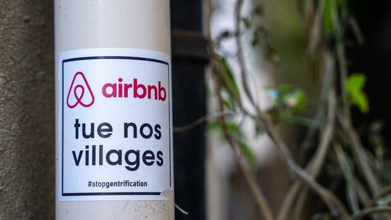 Vers davantage d’interdictions pour les Airbnb? Face à la crise du logement en Europe, Bruxelles veut faciliter les mesures contre les locations de courte durée dans les zones touristiques