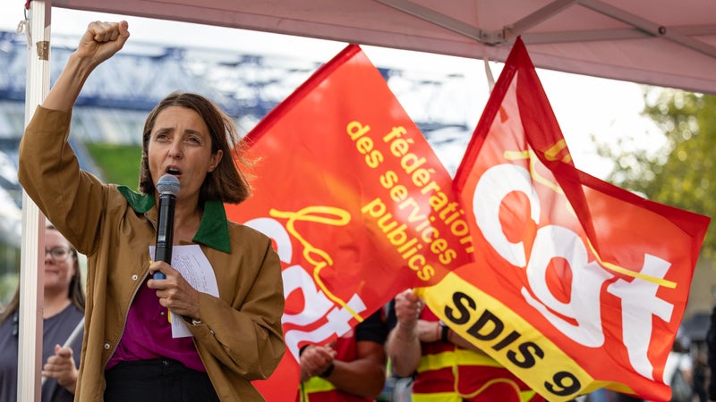 La CGT craint un "un carnage pour les services publics" et des "privatisations massives": dénonçant le plan de 125 milliards d'euros d'économies voulu par le RN, Sophie Binet assure que Marine Le Pen est le "pire ennemi" des fonctionnaires