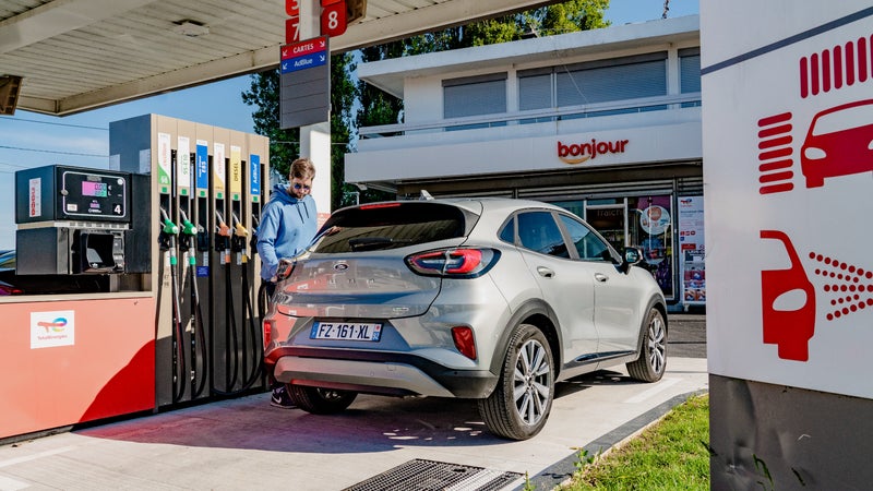 62 euros d'économies sur un plein de 50 litres: face à l'envolée des prix des carburants, la tentation du plein d'E85 "sauvage" reste très risquée (et pas que pour le moteur)