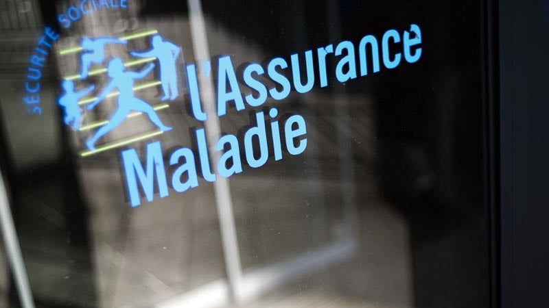 "Si vous êtes malades, vous ne payez plus d’impôt, est-ce normal?": le gouvernement veut supprimer des exonérations fiscales de certains arrêts maladie pour récupérer près d’un milliard d’euros