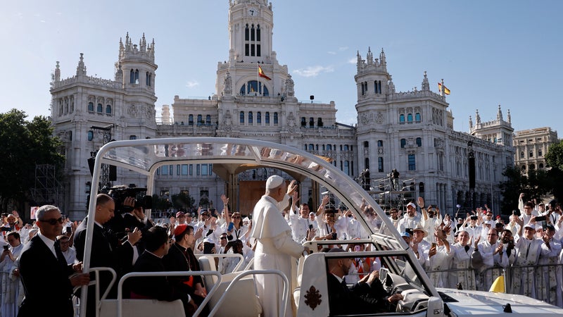 "C'est la laïcité à géométrie variable": métros fermés, routes coupées, le bazar à Paris pour la visite du Pape?