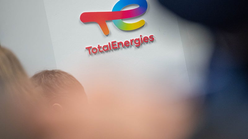 Carburants: les pétroliers européens réalisent 5,5 milliards d’euros de profits exceptionnels, en pleine crise