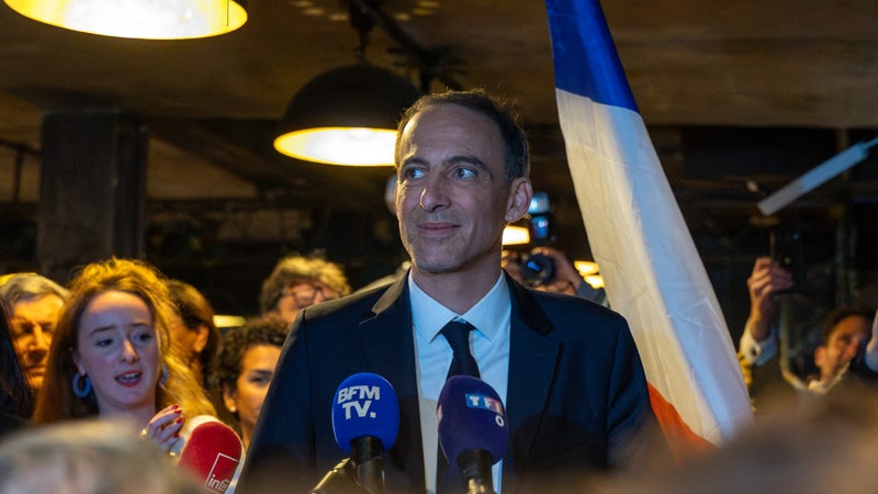 Raphaël Glucksmann demande à Jean-Luc Mélenchon de "désavouer" la violence de "ses supporters"