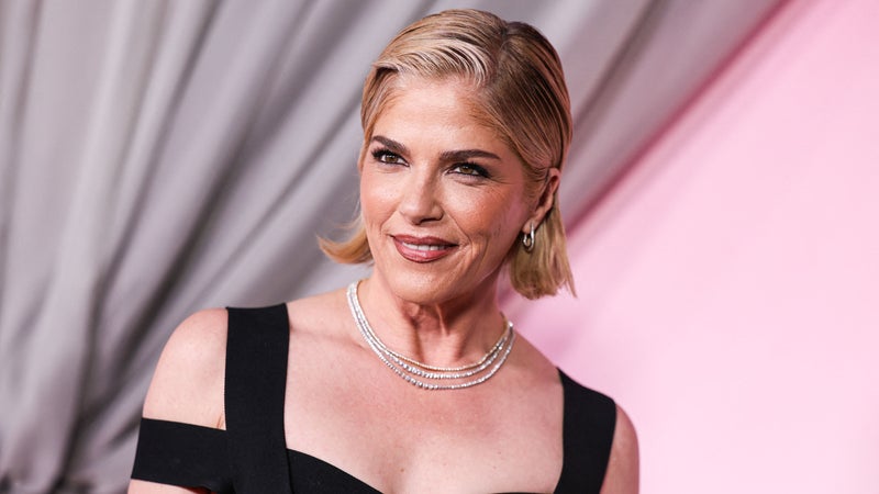 Morsure, coups de pied... L'actrice américaine Selma Blair poursuivie après des violences à bord d'un avion