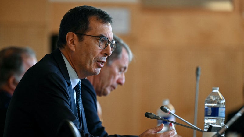 "On est un peu au bout d'un système": alors que le gouvernement veut réduire le coût des arrêts maladie, le ministre du Travail va lancer des discussions avec les partenaires sociaux pour trouver 2 milliards d'euros d'économies