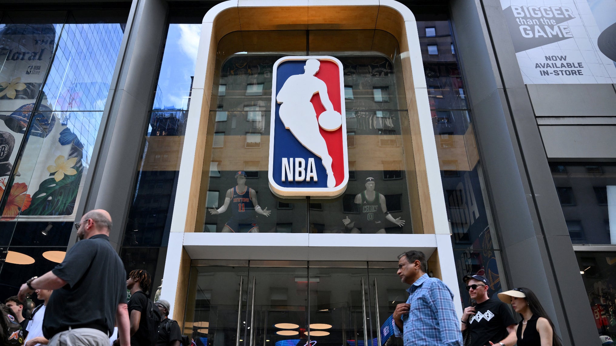 https://io-fsly-bfmtv.cdn.nextradiotv.com/kv1J0Za5quuRredrajcjbl1lpOM=/14x0:2046x1143/images/Le-logo-de-la-NBA-a-New-York-image-d-illustration-le-08-07-2024-2057167.jpg