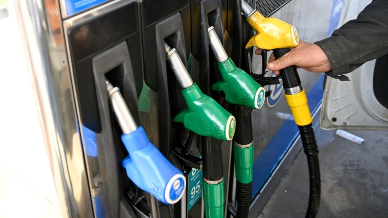 Flambée des prix des carburants: avez-vous le droit de remplir des bidons pour faire des réserves?