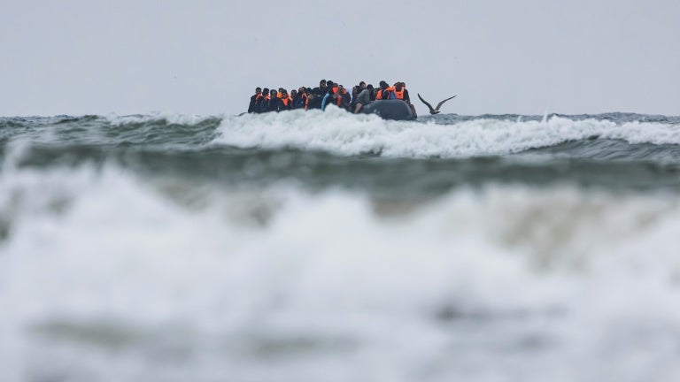 Traversée de la Manche: 14 personnes suspectées d'être des passeurs jugées après la mort de 31 personnes au large de Calais en 2021