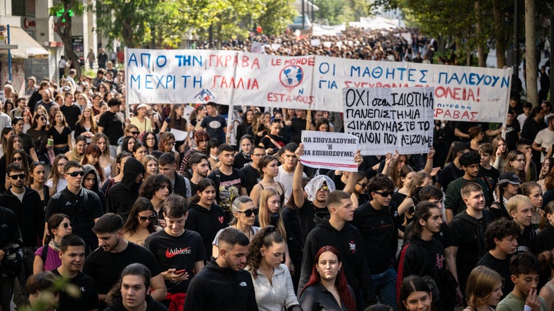 "Grèce et France, partout la révolte": plus de 10.000 étudiants et enseignants grecs dans la rue