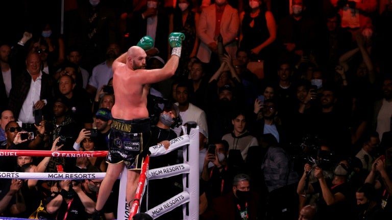 https://io-fsly-bfmtv.cdn.nextradiotv.com/lFJJOD3rwEsZPzE2Zog8AS1xjo0=/0x64:768x496/images/Le-poids-lourd-britannique-Tyson-Fury-vient-de-mettre-KO-l-Americain-Deontay-Wilder-pour-conserver-son-titre-WBC-a-Las-Vegas-le-9-octobre-2021-1144315.jpg