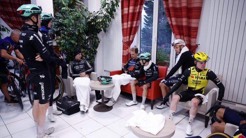 Les coureurs de la Vuelta ont trouve refuge dans un hotel pour s abriter d un orage de grele le 24 aout 2336320