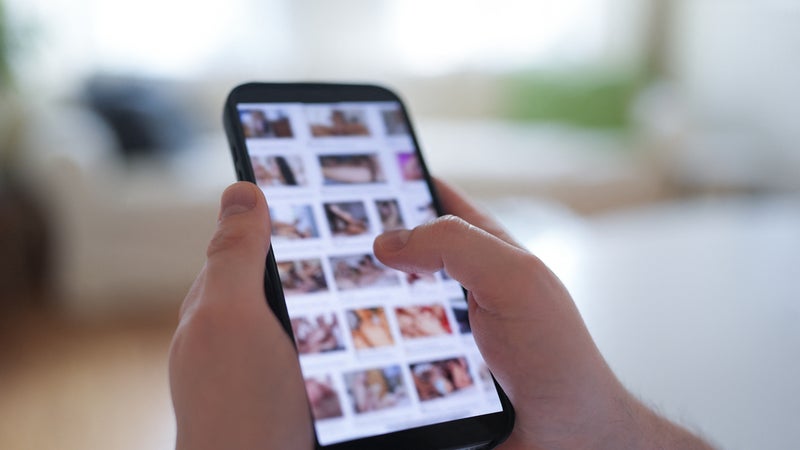 "Le consentement est plus que douteux": sur Copilot, derrière les retouches d’images générées par l’IA, des sous-traitants humains peuvent accéder aux photos intimes envoyées par les utilisateurs
