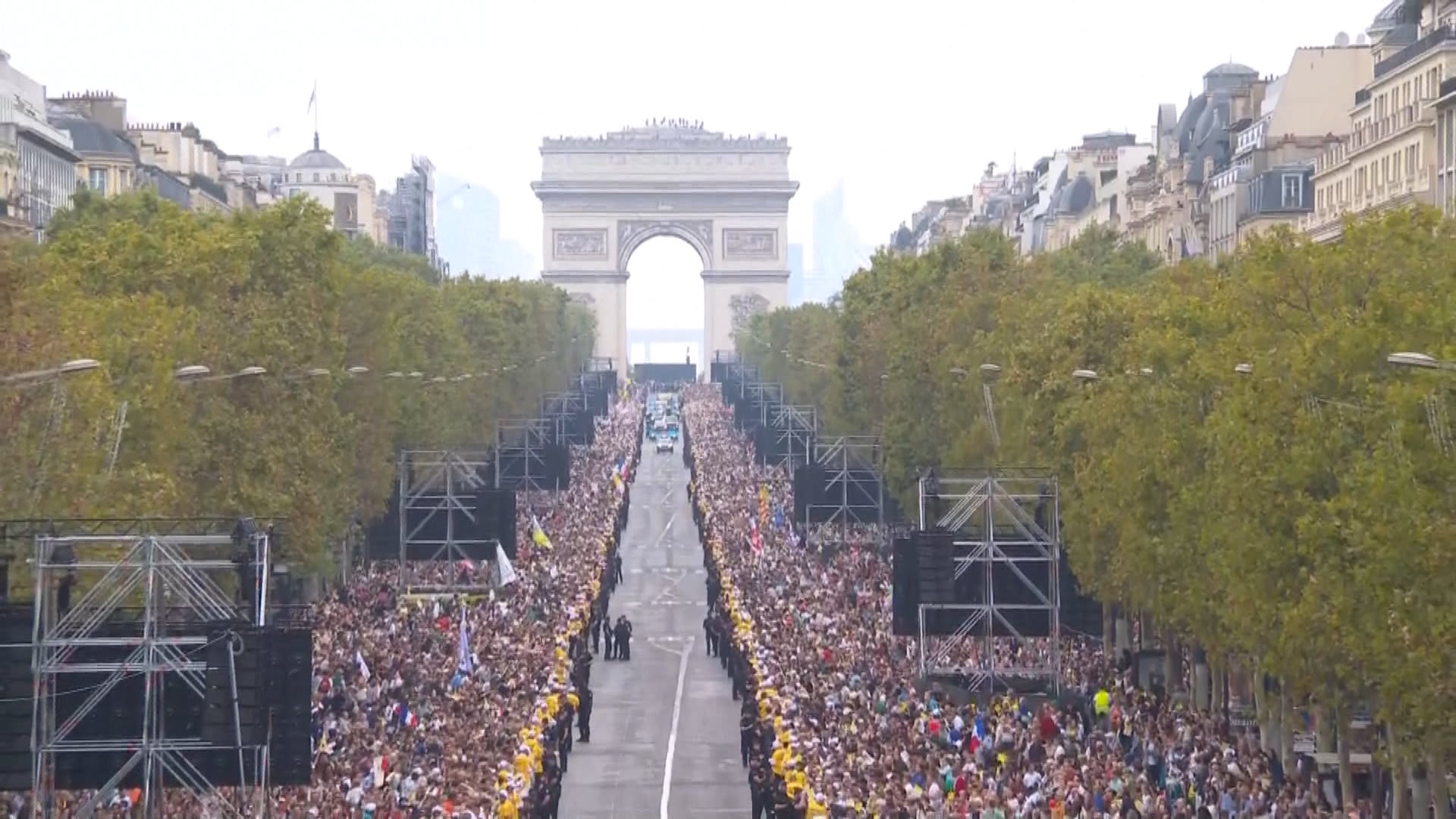 Le pape Léon XIV sur les Champs-Elysées, le 26 septembre 2026.