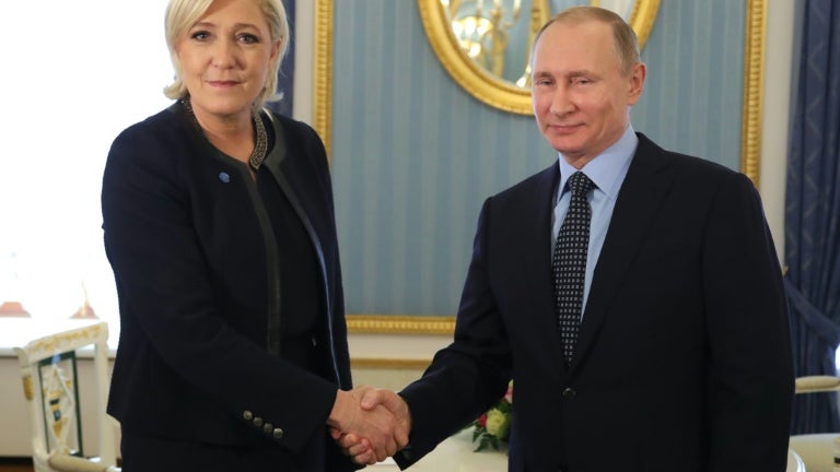 Guerre en Ukraine: la suspension des aides financières voulue par Marine Le Pen et le rappel historique des "emprunts russes"