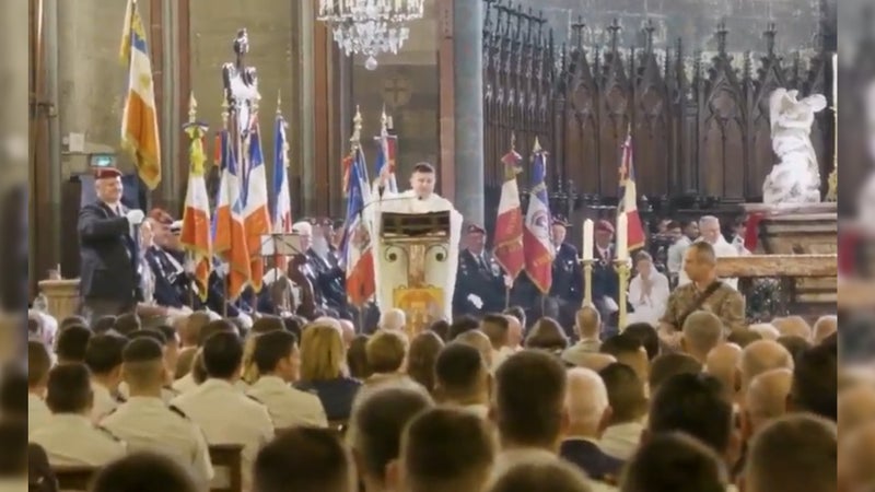 "Les propos, la réaction des militaires, rien ne va": un aumônier militaire crée la polémique en appelant "les gauchistes" à se calmer