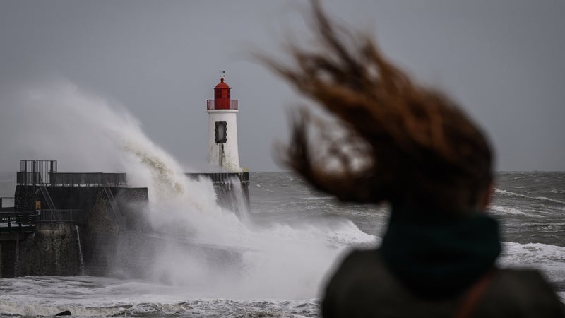 Bombe météorologique, vents violents... La tempête Austen s'apprête à toucher la France