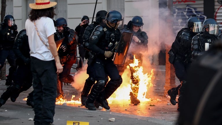 "On a peut-être frôlé la catastrophe": le gendarme blessé par un engin incendiaire en marge d'une manifestation à Paris témoigne sur BFMTV