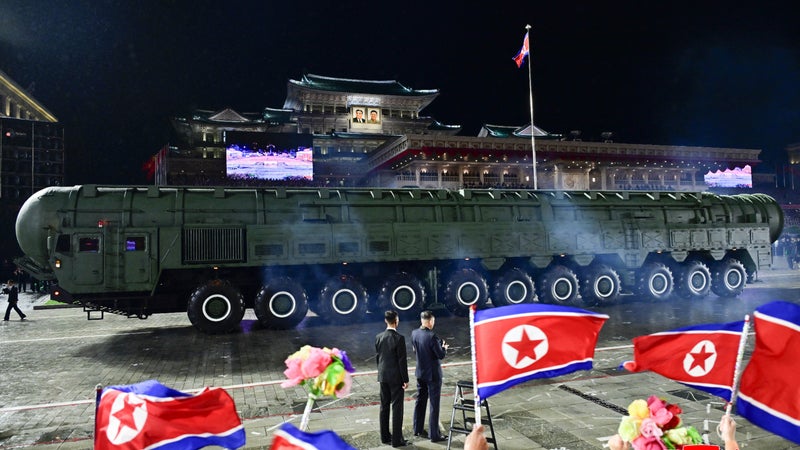 La portée du Hwasong-20 s'étendrait même juqu'au Moyen-Orient, à l'Australie et à l'Amérique du Sud: la Corée du Nord expose un missile balistique capable d'atteindre les Etats-Unis