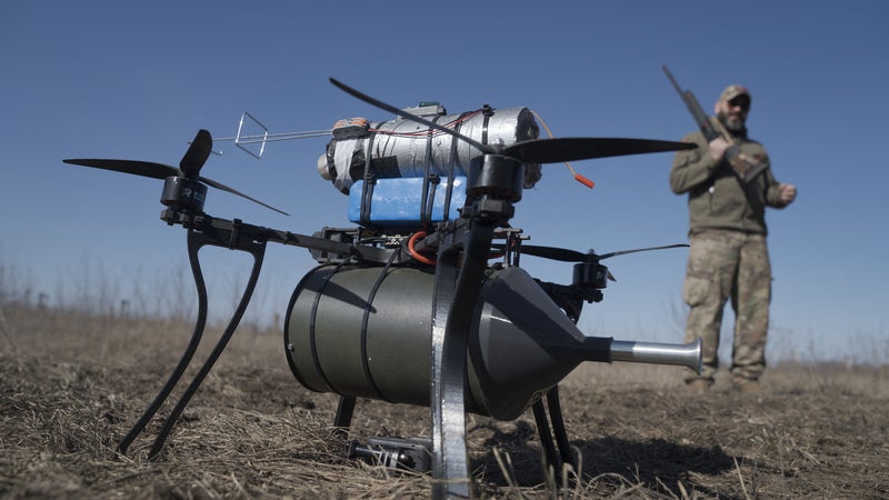 "Starlink est extrêmement efficace pour attaquer un radar ou un système sol-air": mais depuis quelque temps, les connexions sont désactivées au-delà de 160 km/h, freinant les drones ukrainiens