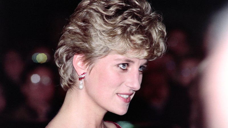 "Un bouclier, une arme, ou les deux à la fois": la "robe de la vengeance" de Diana aux enchères à New York