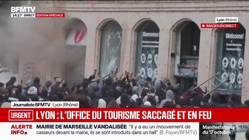 Manifestation du 17 octobre: l'office de tourisme pillé et incendié par des manifestants place Bellecour, à Lyon