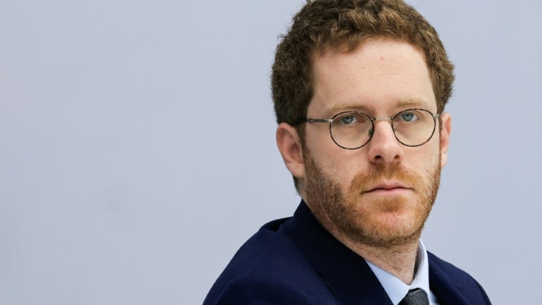 L'économie française stagne et c'est une mauvaise nouvelle pour le budget: le ministre des Comptes publics estime qu'il va falloir faire "davantage d'efforts" que dans le texte initial