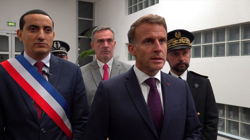 "Un tournant dans la vie de notre République": à Trappes, Emmanuel Macron dénonce "un attentat terroriste raciste"