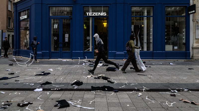 "On a eu super peur": Paris, Lyon, Marseille, Nice... Les commerces des grandes villes pillés lors des manifestations du 17 octobre