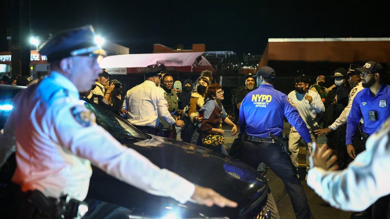 Un Dominicain blessé par balle par la police de l'immigration devant un enfant de cinq ans à New York