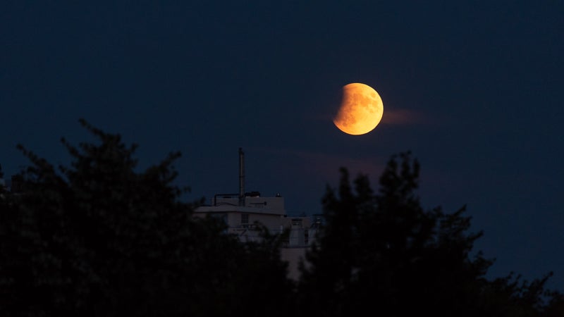 Éclipse lunaire: faut-il des lunettes de protection pour observer le phénomène attendu dans la nuit de jeudi à vendredi?