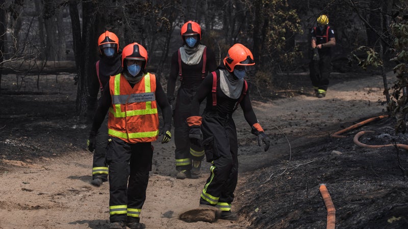 "Même si ça ne sent pas, la pollution peut être là": que risque-t-on à respirer les fumées de l'incendie de Gironde?