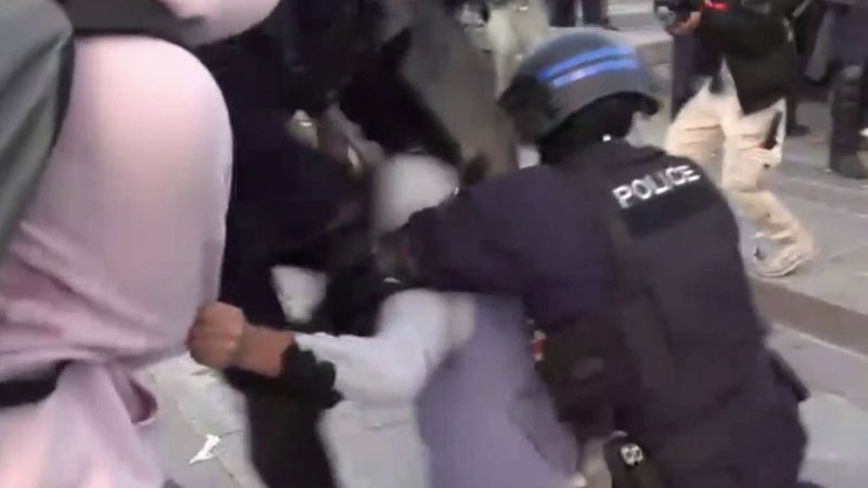 Colère des lycéens: un policier porte un coup de genou dans le visage d'un manifestant à Paris en pleine interpellation, une enquête administrative ouverte