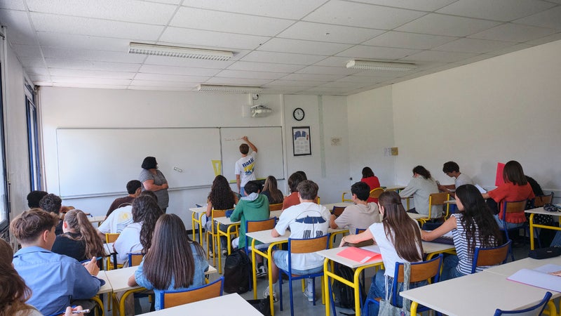 "Si la France était dans la moyenne des 10 meilleurs pays, notre productivité serait supérieure de 2.7%": les patrons s'inquiètent de la chute libre du niveau des élèves français dans le classement Pisa