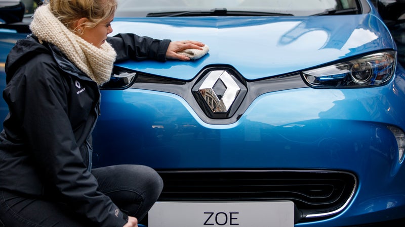Une décote de 65% sur la Renault Zoé, des Tesla à 23.000 euros et des Dacia Spring à 8.340 euros: les prix des voitures électriques d'occasion s'effondrent