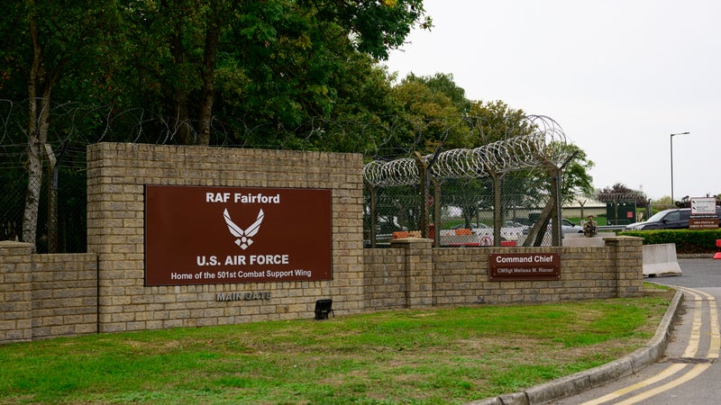 Royaume-Uni: cinq hommes arrêtés pour préparation d'un "acte terroriste" près d'une base aérienne